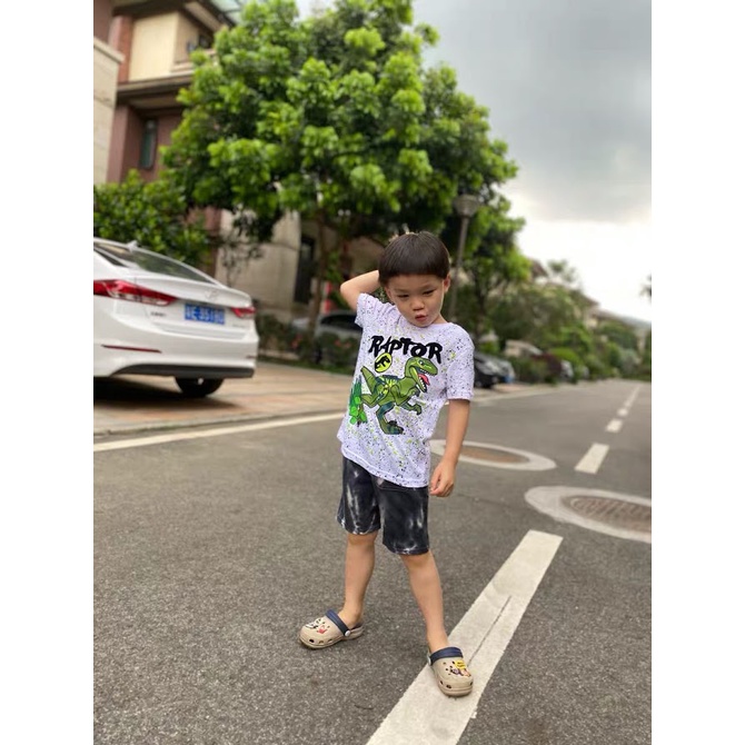 Áo khủng long Raptor xuất dư bé trai đi chơi