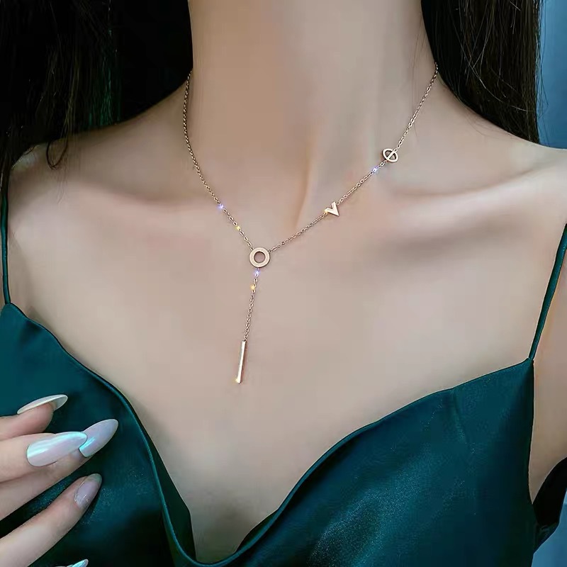 Vòng cổ thép titan mạ màu vàng hồng 18k mặt hình chữ love phong cách Hàn Quốc