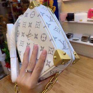 Túi hoa màu trắng