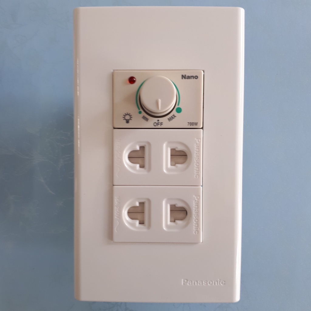 Combo Mặt nạ 3 lỗ WEV68030SW gồm công tắc điều chỉnh độ sáng đèn 700W và 2 ổ cắm đơn có màng che WEV1081SW - Panasonic
