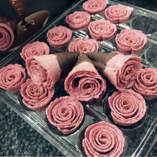 Bánh hoa hồng nhúng socola