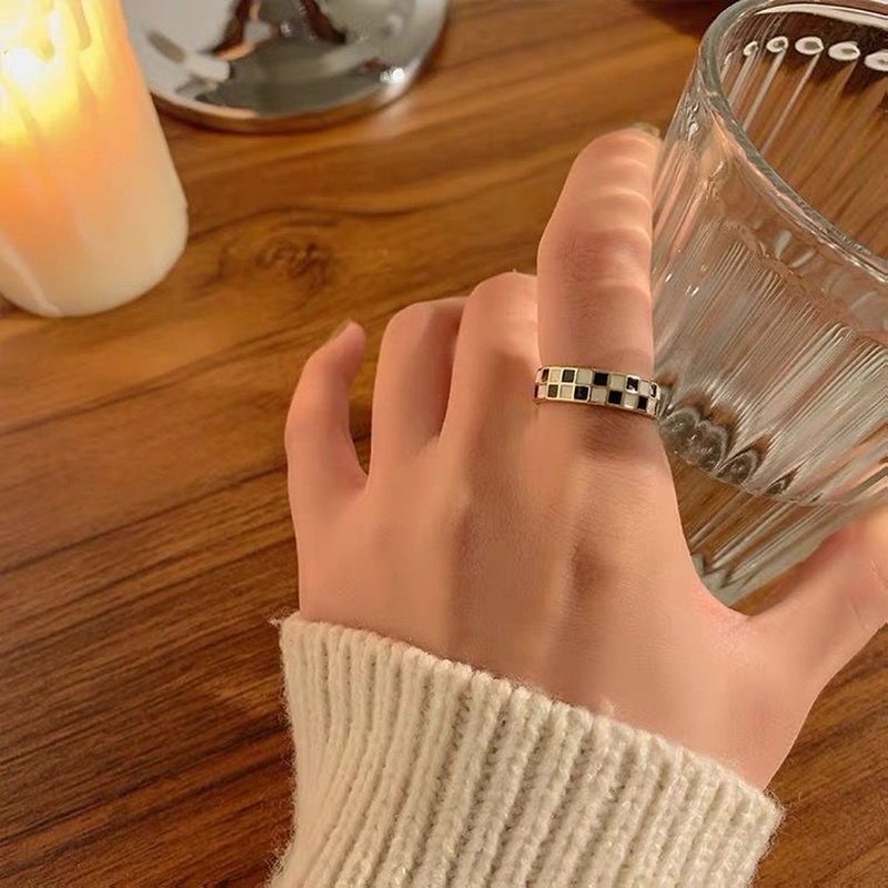 Nhẫn Hở Họa Tiết Ca Rô Trắng Đen Dễ Thương