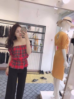 Áo trễ vai kẻ đỏ