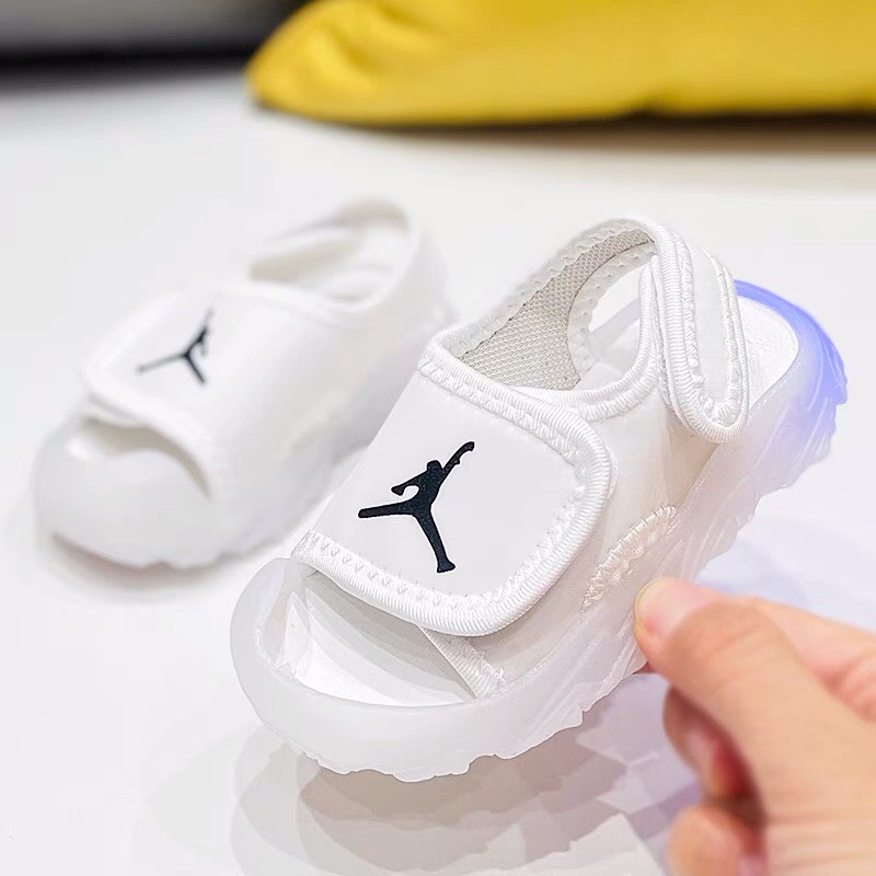 Sandal quai dán - dép bé trai có đèn led cho bé trai hình người mẫu hot nhất hiện nay mã mới 8021