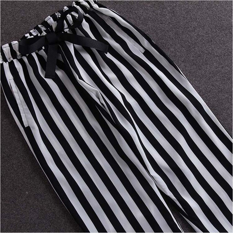 Áo thun lửng in chữ và quần dài kẻ sọc thời trang năng động cho nữ