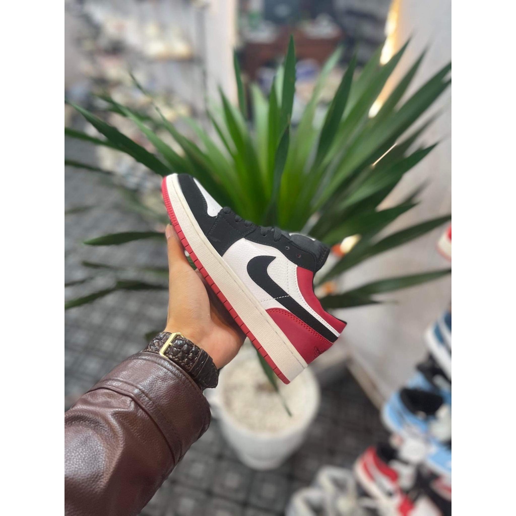 Giày 𝐉𝐨𝐫𝐝𝐚𝐧 𝐜ổ 𝐭𝐡ấ𝐩 ⚡️𝐅𝐑𝐄𝐄 𝐒𝐇𝐈𝐏⚡️ Giày 𝐉𝐨𝐫𝐝𝐚𝐧 đỏ đen cổ thấp nam nữ hàng cao cấp full box bill | BigBuy360 - bigbuy360.vn