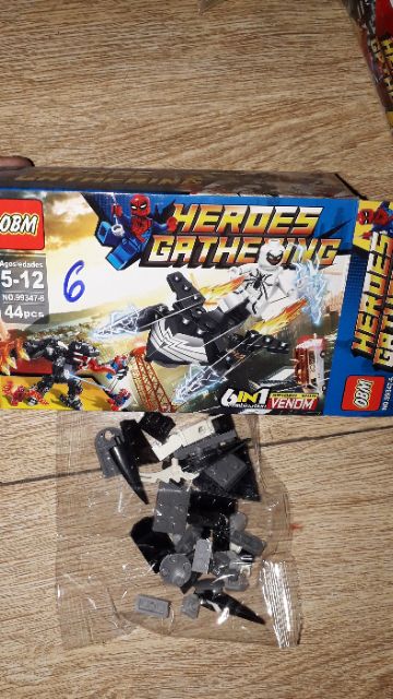 là Lắp ráp 1 hộp LegoHeroes 99347 có nhiều chi tiết bằng nhựa ABS