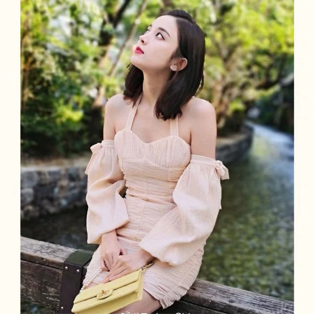 Đầm ôm hở vai Cổ Lực Na Trát