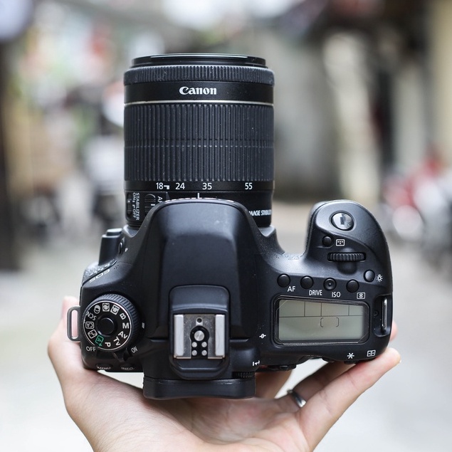 Bộ máy ảnh Canon EOS 80D kèm ống kính Canon EF-S 18-55mm F3.5-5.6 IS STM