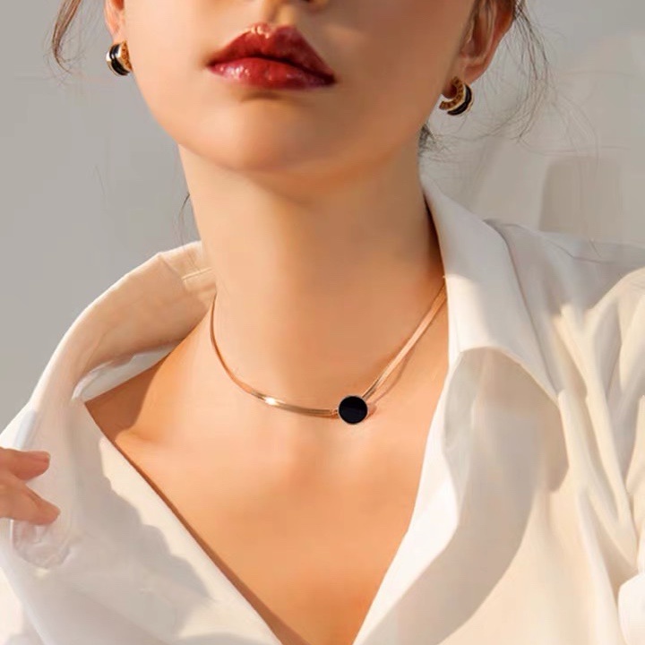 Dây Chuyền Thép Titan Mạ Vàng Hồng 18K Mặt Hình Cỏ Bốn Lá Màu Đen Thời Trang