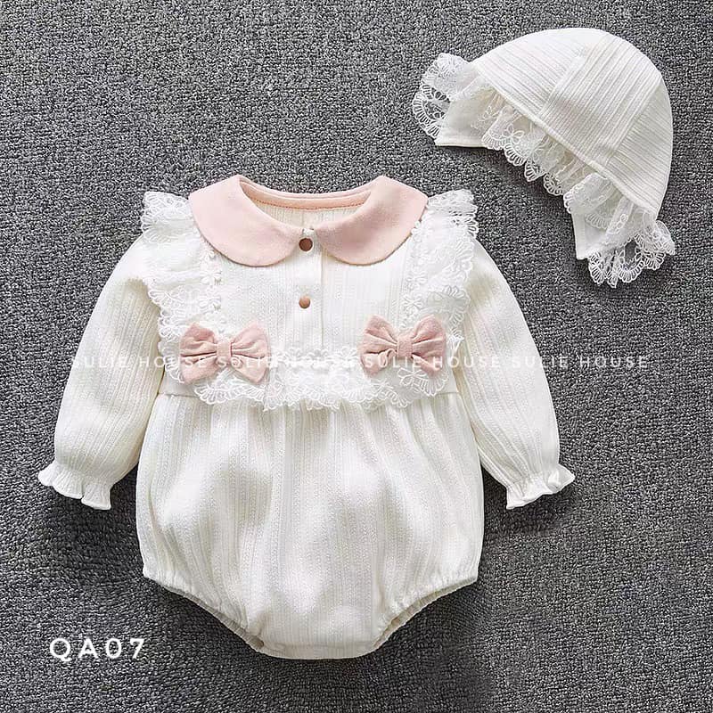 Body váy trắng kèm mũ nơ hồng tiểu thư - QA07