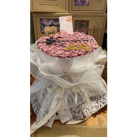 Bó boa sáp 60bông siêu đẹp, phối giấy gấm Hàn xịn, cốt siêu chắc chắn. Tặng thiệp + chữ HPBD