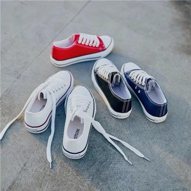 Order giầy sneakers