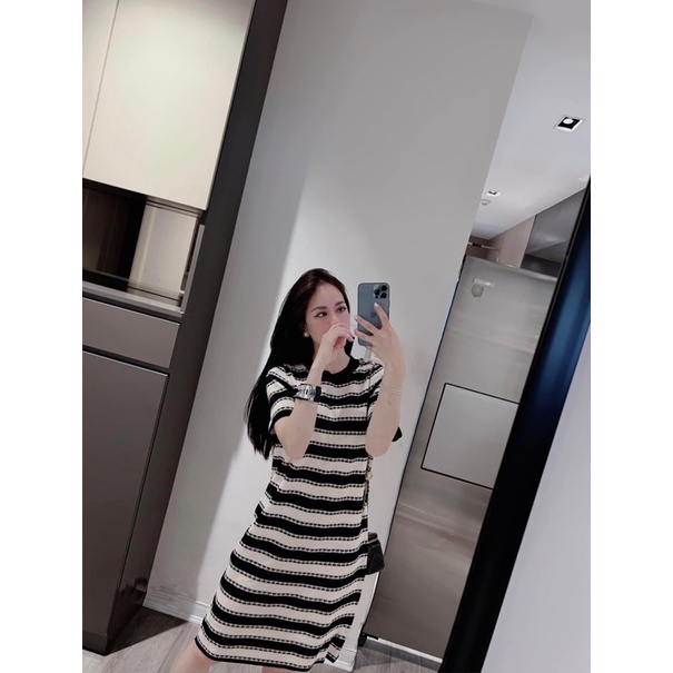 Váy len kẻ khuy vai