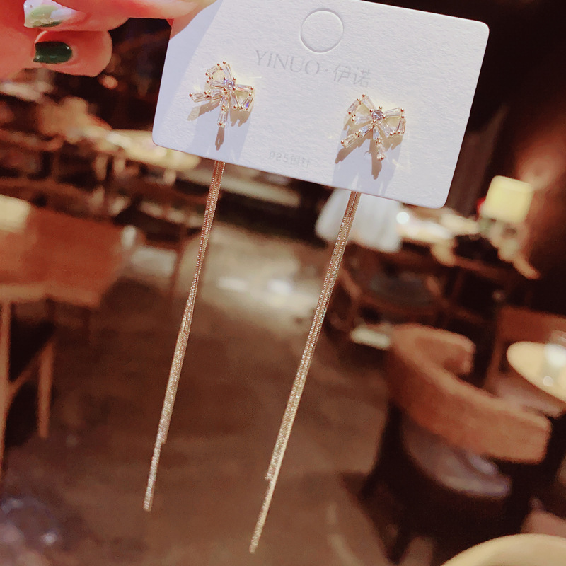 Hoa tai dáng dài phối tua rua thời trang phong cách Hàn Quốc