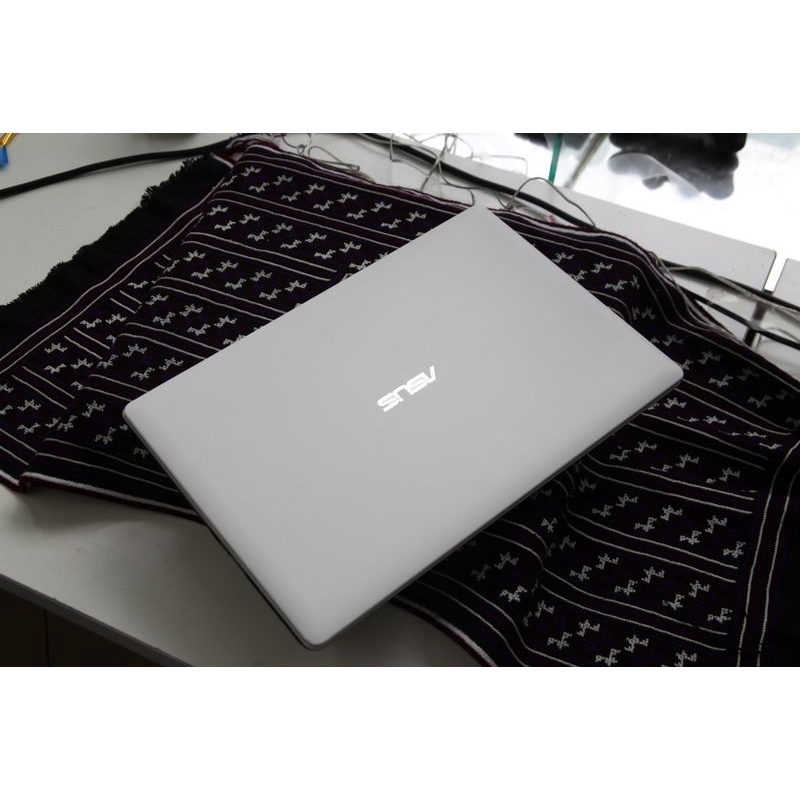 Laptop Asus Core i5 Ram 8Gb/ SSD 256Gb/ Màu trắng muốt cực đẹp