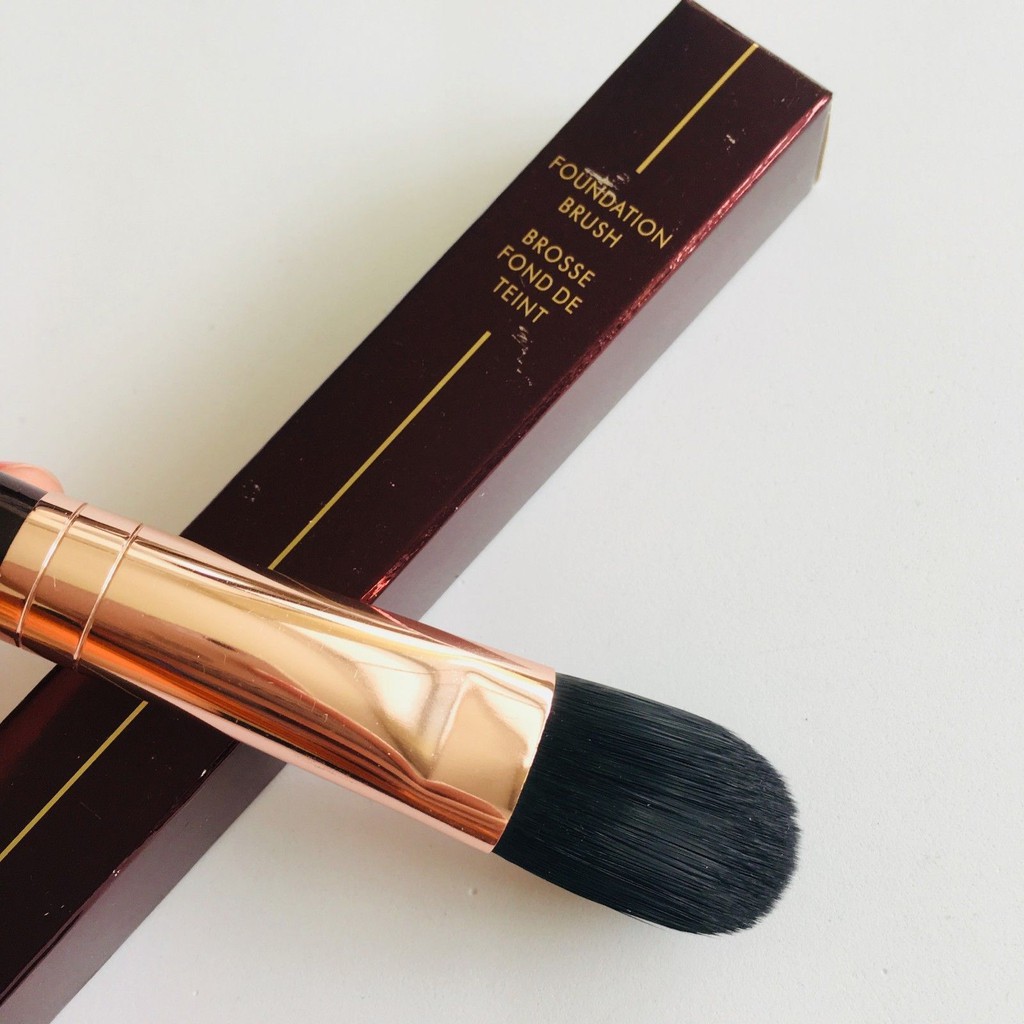 Cọ Trang Điểm Charlotte Tilbury Foundation Brush (Cọ Tán Kem Nền)