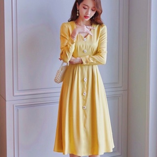 Đầm vàng xếp li tay dài
