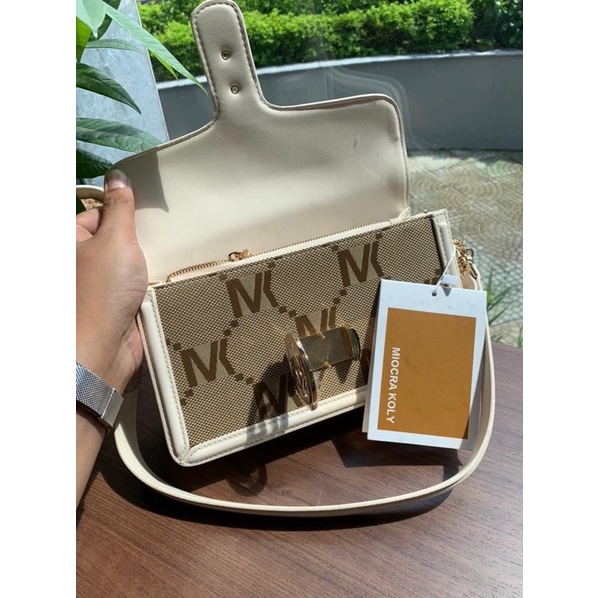 Túi 𝐌𝐢𝐨𝐜𝐫𝐚 𝐤𝐨𝐥𝐲 nền logo khoá vàng