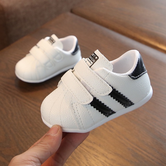 Giày thể thao cho bé