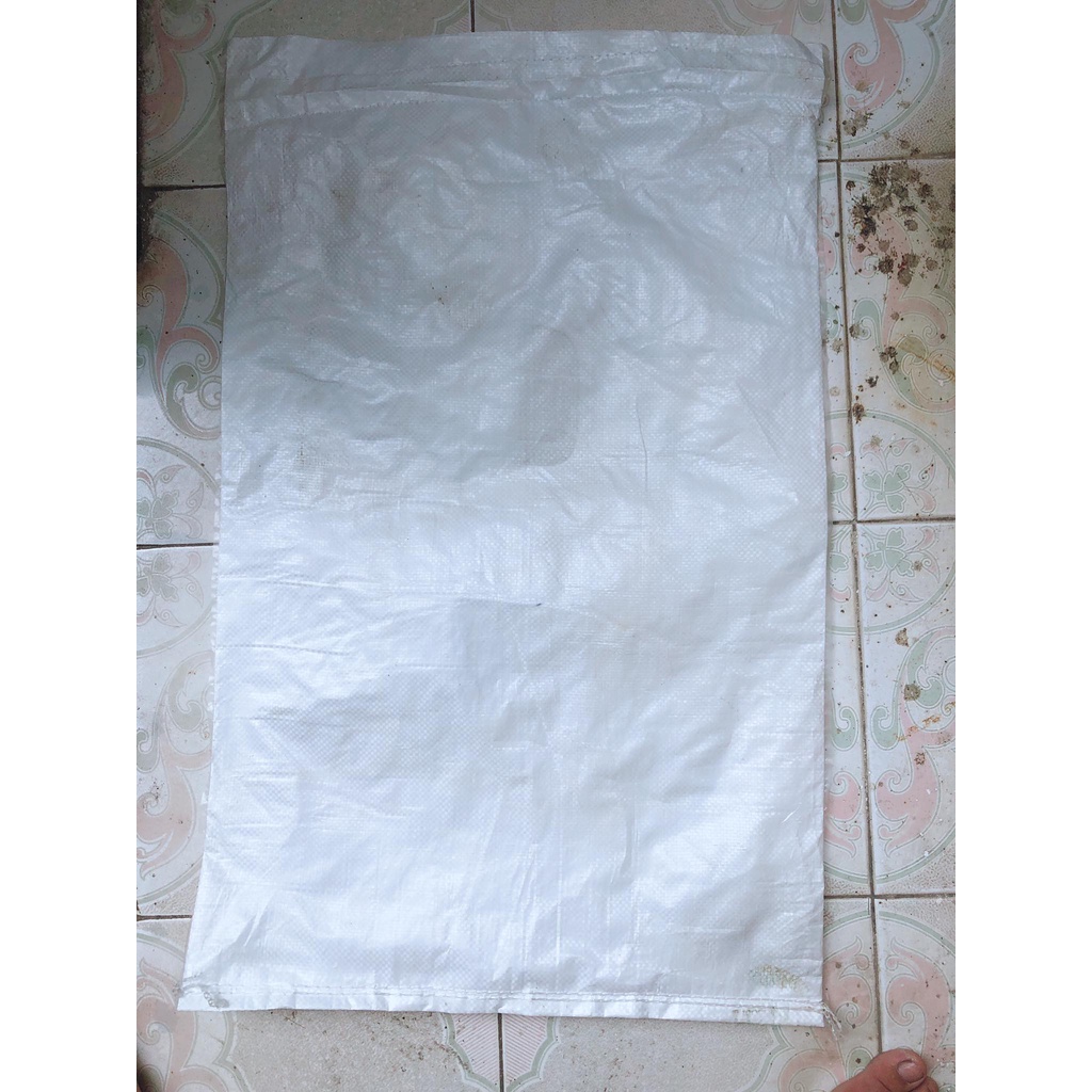 Vỏ Bao Bì  trắng  đã qua sử dụng kích thước 50x80cm. Bao cũ sử dụng chất liệu PP&PE tráng nhựa bền đẹp, chống nước.