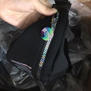 Túi đeo bụng Victoria Secret auth