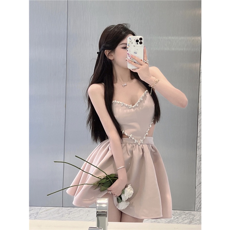 Đầm 2 dây thân cắt hình trái tim đính đá hở lưng quyến rũ xinh đẹp