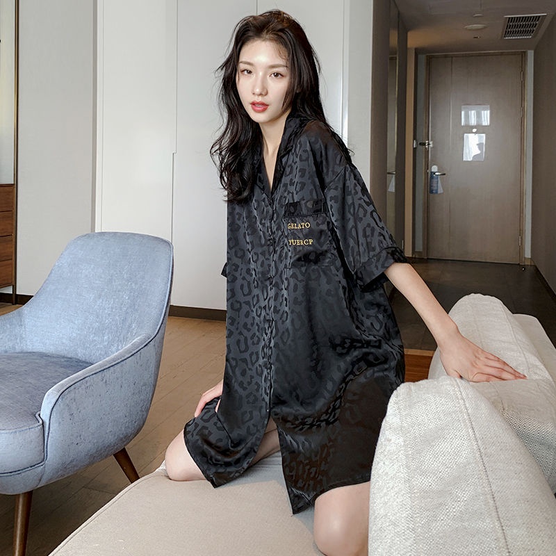 Đầm ngủ vải lụa mỏng dáng dài tay ngắn in họa tiết da báo dành cho nữ mặc trong nhà ngoài trời