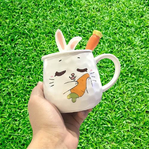 Ly sứ có nắp in hình cà rốt có quai cầm kèm muỗng