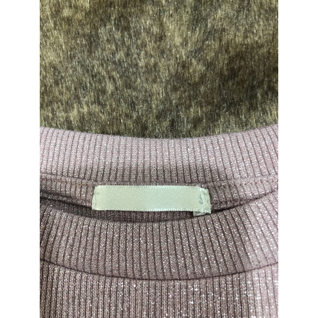 Áo thun len GU ánh kim tay lỡ