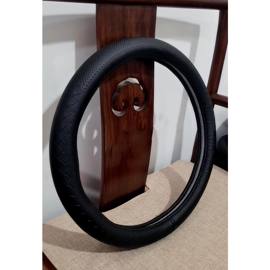 Bọc tay lái ô tô da bò thật 100% Size M, Đường kính 37, 38cm thể thao đẹp Chất liệu da dày dặn, ôm tay lái