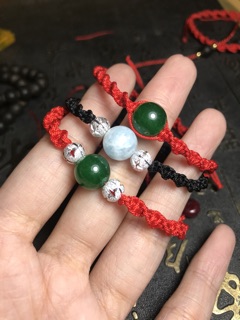 Vòng chỉ đỏ may mắn