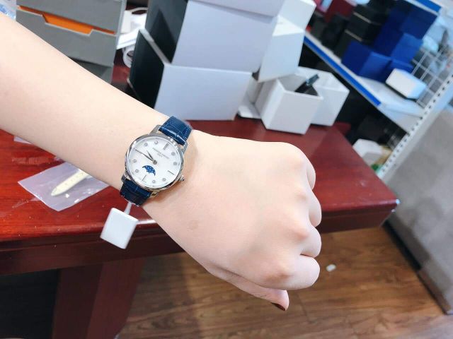 Đồng hồ nữ Frederique Constant dáng moonphase xanh sang chảnh