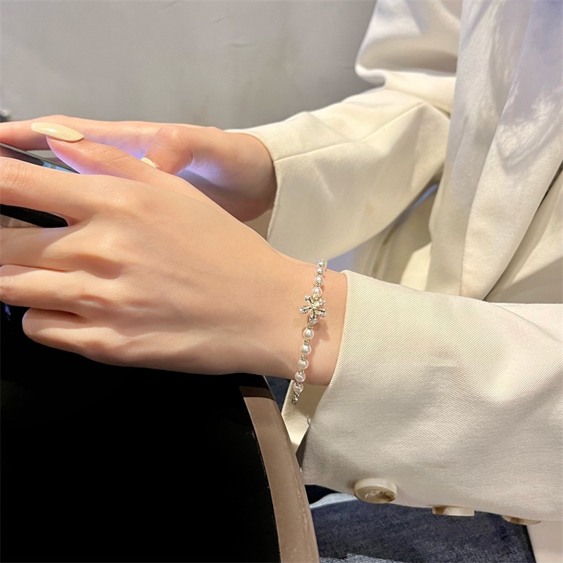 Vòng Đeo Tay Họa Tiết Bướm Và Hoa Đính Ngọc Trai Thời Trang