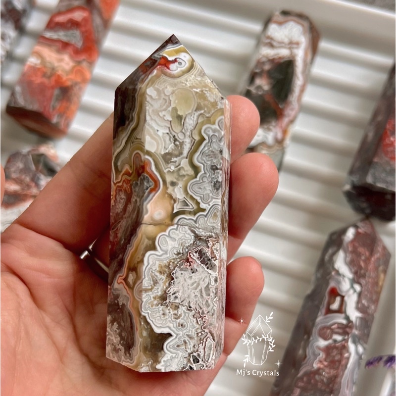 Trụ đá thanh tẩy Crazy Lace Agate màu nâu đỏ sᴜ̛ᴜ ᴛᴀ̂̀ᴍ, ʀᴇɪᴋɪ, ᴛʜᴀɴʜ ᴛᴀ̂̉y, ᴛʜɪᴇ̂̀ɴ đɪ̣ɴʜ.