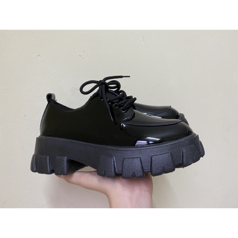Giày nữ dây buộc cao 5cm da lì và da bóng