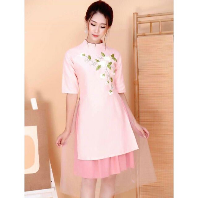 Set áo dài cách tân màu hồng thêu hoa ruy băng kèm chân váy