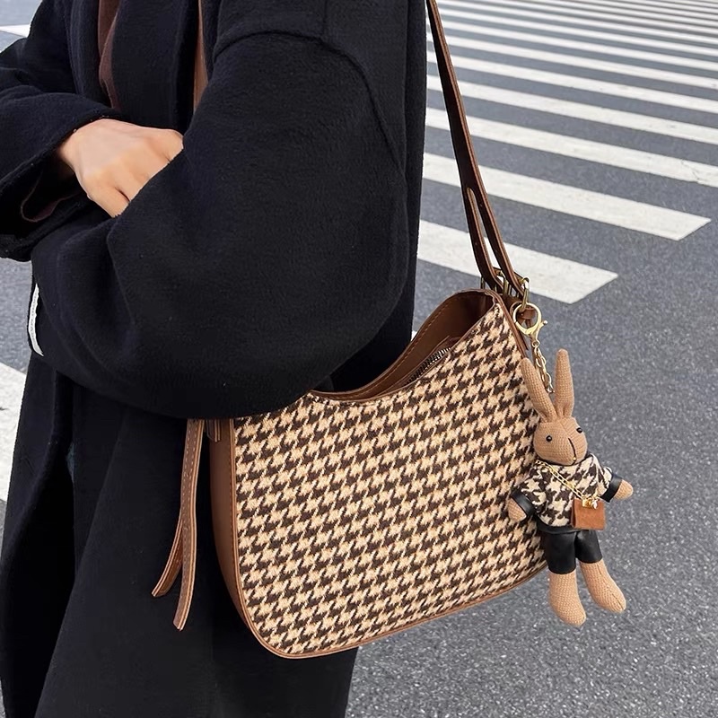 Túi Đeo Vai Đeo Chéo Da PU Phối Caro Hai Màu Có Kèm Móc Khoá Thỏ Xinh Xắn Thời Trang Hàn Quốc