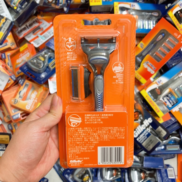 Cán dao kèm 2 lưỡi thay thế dao cạo râu Gillette Fusion 5+1 Nhật Bản