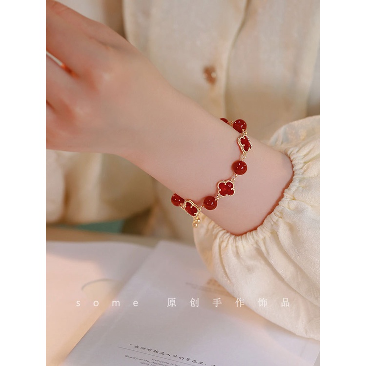 Vòng Tay Cỏ Bốn Lá Đính Hạt Tròn Màu Đỏ Thiết Kế Niche