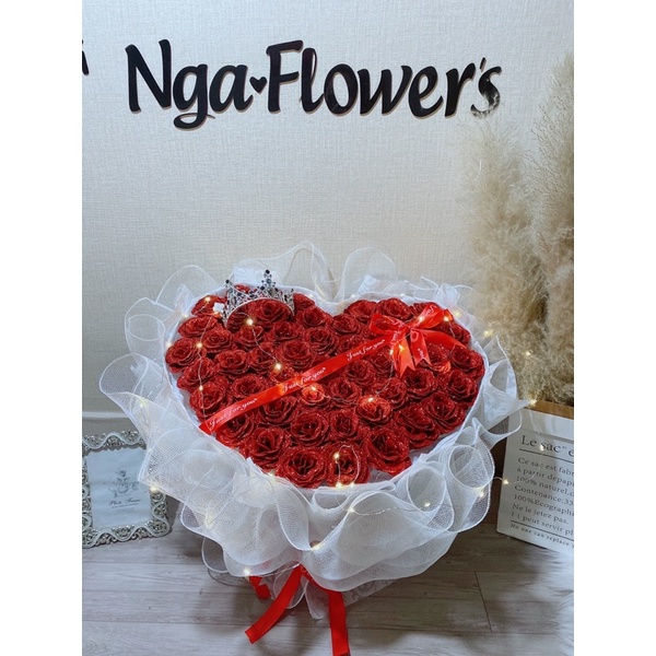 Bó Hoa 50 Bông Nhũ Trái Tim Kèm Vương Miện Đèn Chữ Và Thiệp