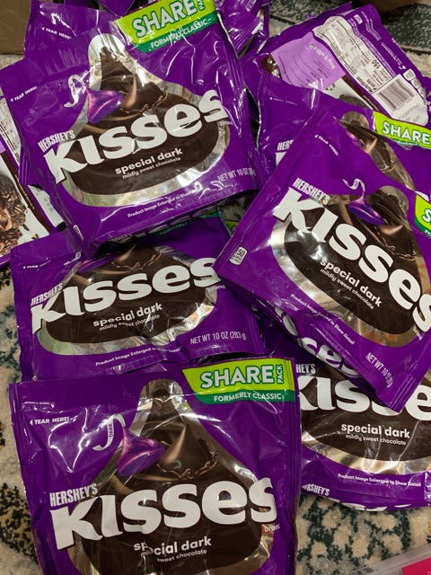 [Mã GROSALE2703 giảm 8% đơn 250K] Socola Hershey's Kisses Ú gói tím đắng 283 g Mỹ date 2022