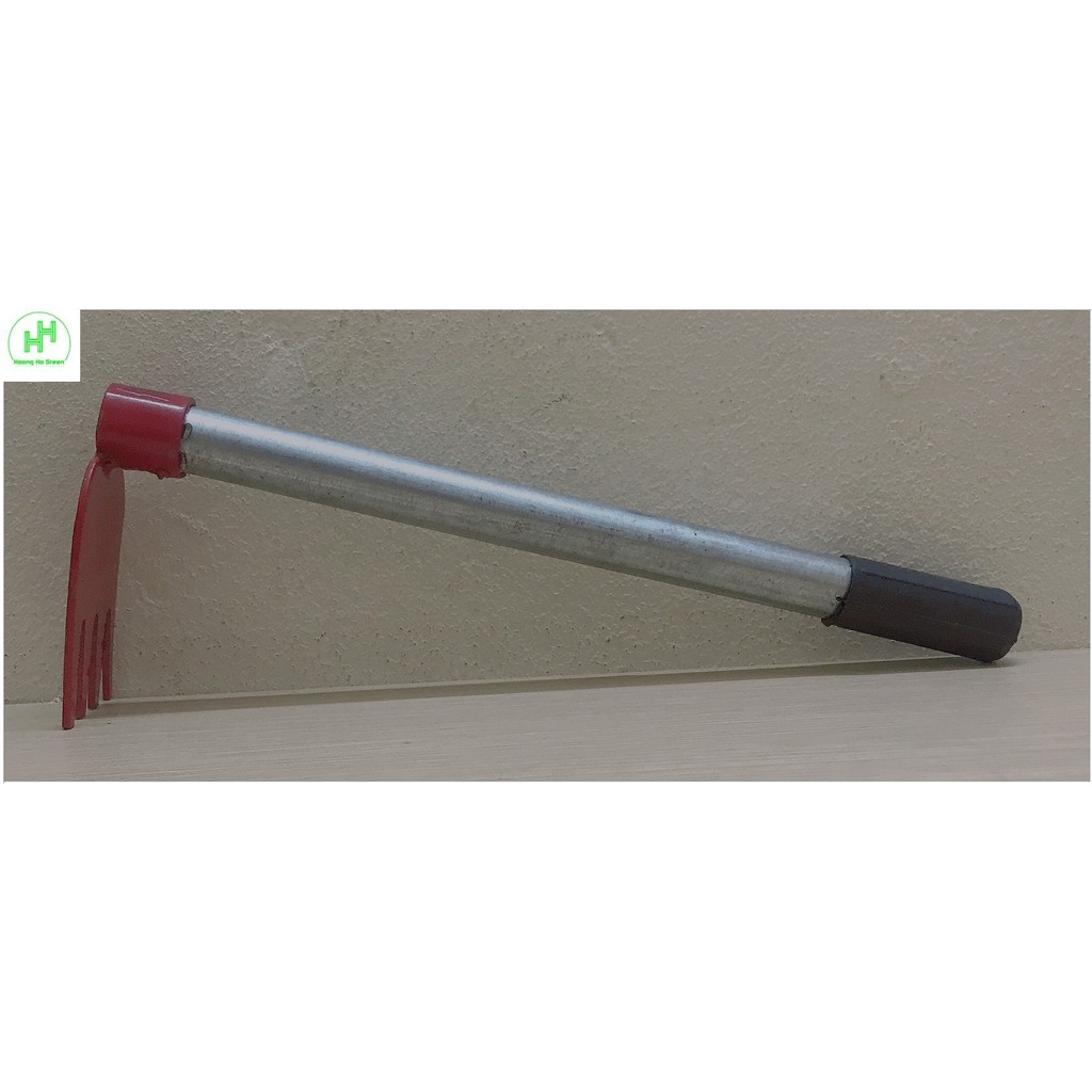 Cào Đất Cầm Tay mini bằng Sắt, cán sắt, chuôi nhựa, lưỡi sắt sơn đỏ, chiều dài 31cm