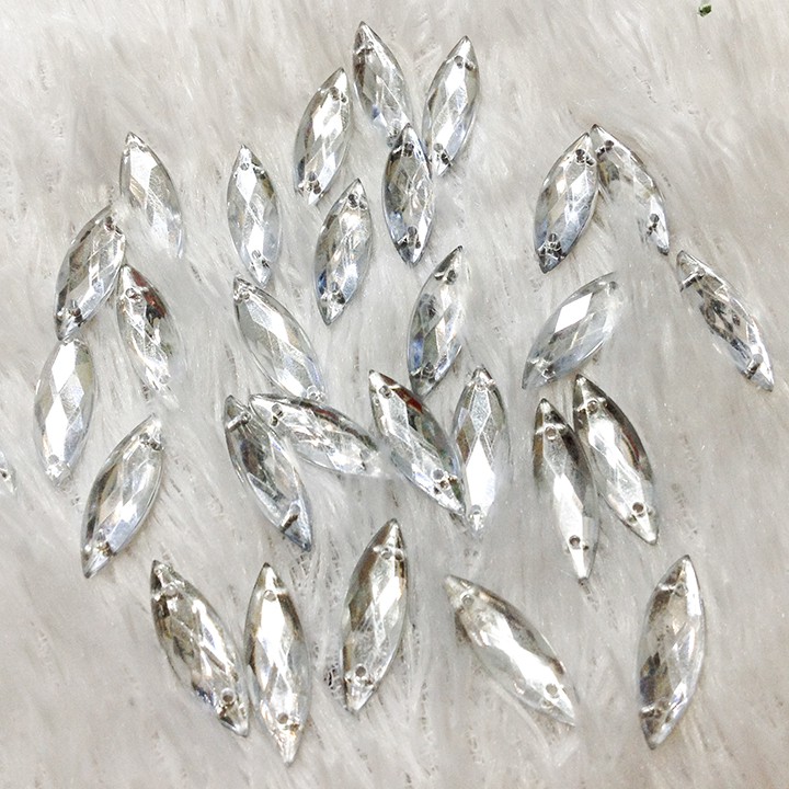 Hạt đá nhựa acrylic kết áo hình lá dài bạc ánh trắng size 2.1cm
