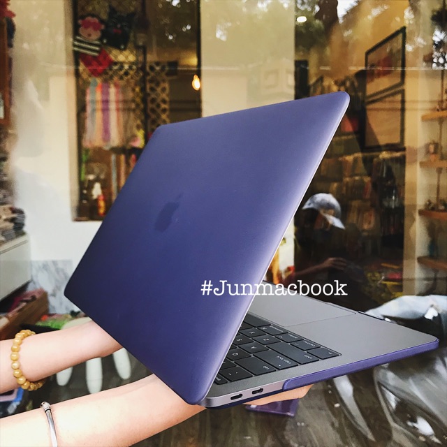 Ốp macbook trơn không khoét táo