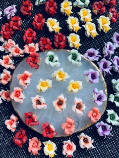 Hoa hồng đơn ôm đá sắc sảo