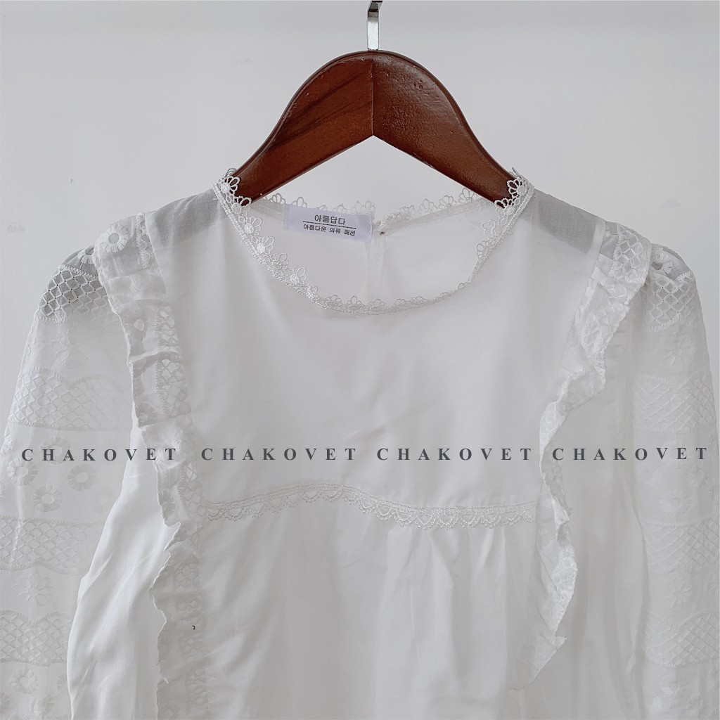 Áo babydoll cổ tròn phối ren hoa dọc tay Chakovet, kiểu áo sơ mi nữ dài tay màu trắng dễ thương -CKA150