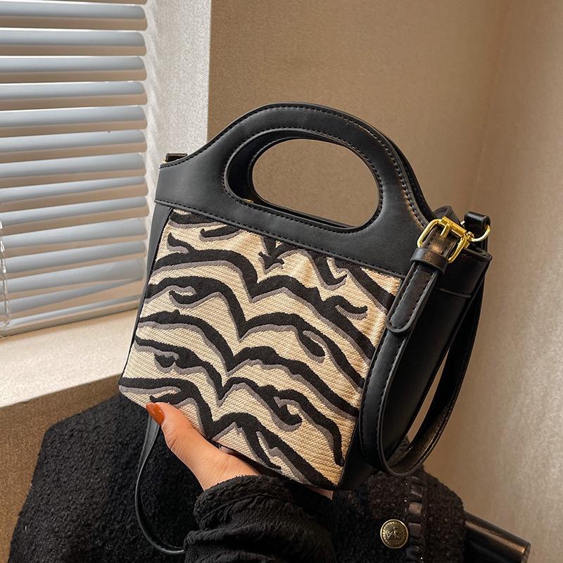 Túi đeo chéo vai IELGY kiểu xô kiểu dáng thiết kế niche độc đáo cho nữ