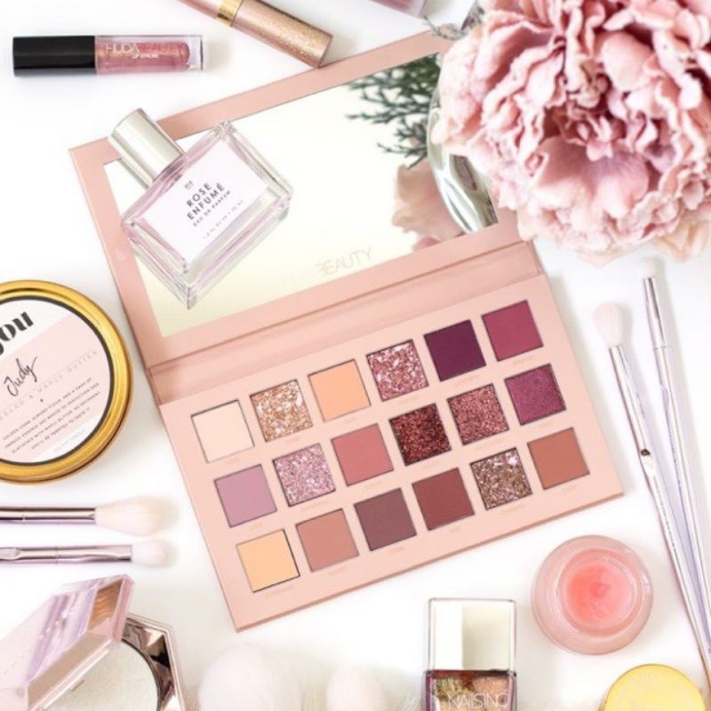Bảng mắt NUDE HUDABEAUTY nội địa trung , gồm 18 ô phấn với mầu nâu đất là tone chủ đạo.Bnagr mắt gồm 11 ô lì và 7 ô nhũ