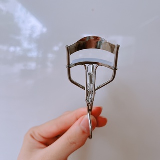 Kẹp Bấm Mi Eye Lash Curler vỏ chữ đỏ sử dụng để bấm mi cong dùng trong makeup